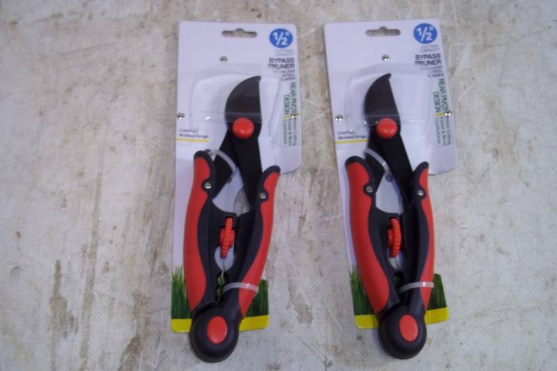 lot 28 image: Pruner. 2 Each