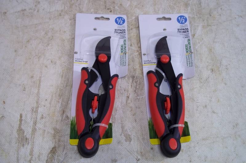 lot 29 image: Pruner. 2 Each