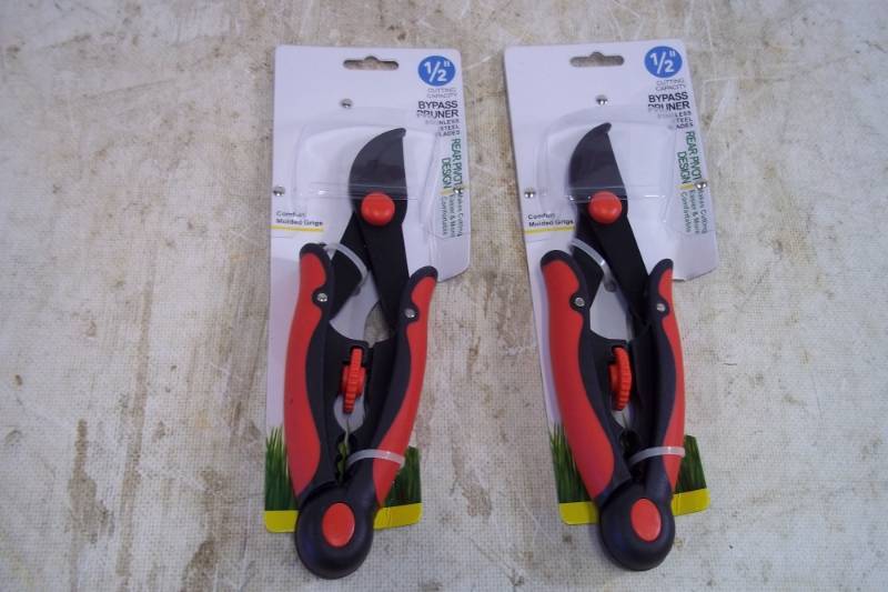lot 30 image: Pruner. 2 Each