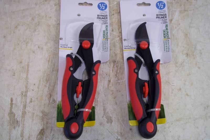 lot 31 image: Pruner. 2 Each