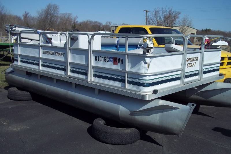 lot 1 image: 1993 Smokercraft Pontoon