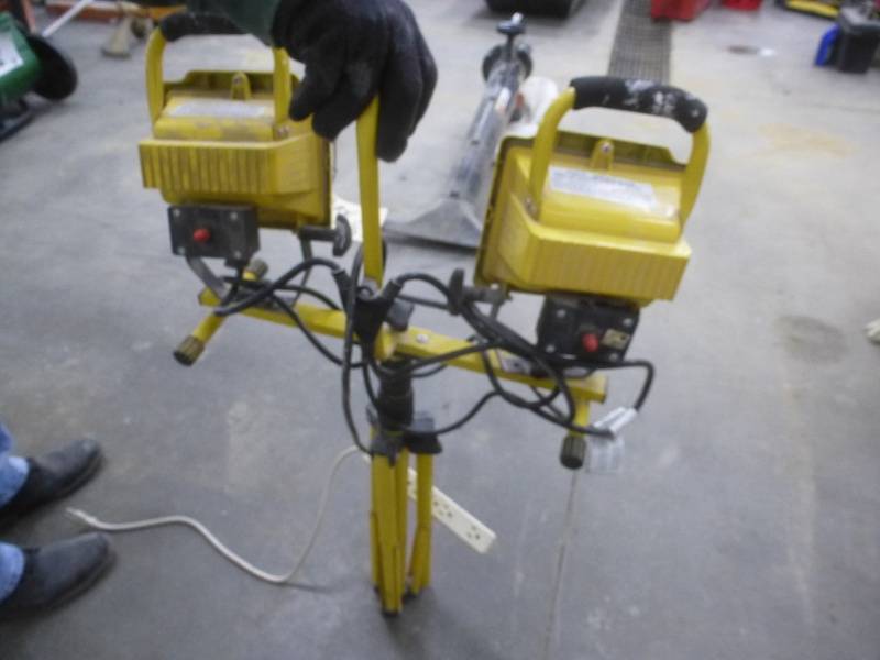 lot 20 image: Halogen Shop Lights