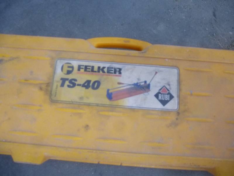 lot 28 image: Rubi Tile Scribe Cutter