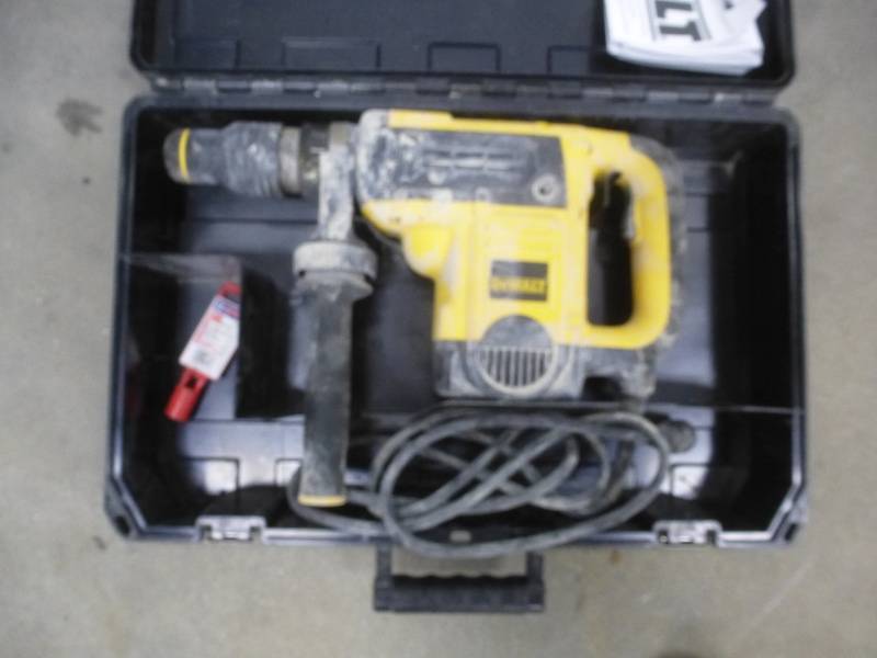 lot 29 image: Dewalt 12 Drill