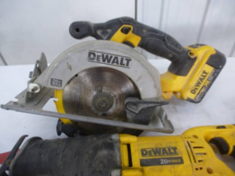 lot 44 image: Dewalt 20v Power Tool Set