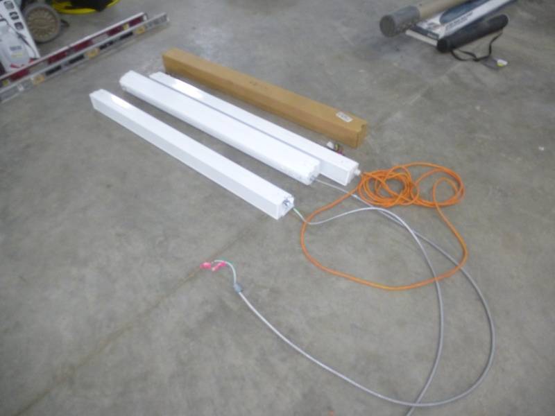 lot 75 image: Florescent 4 ft Lights