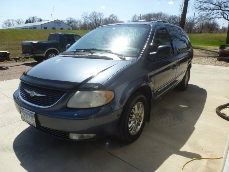 lot 2 image: 2002 Chrysler Town & Country Limited
