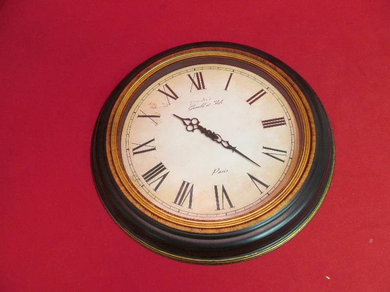 lot 13 image: wall clock