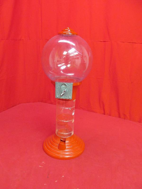 lot 17 image: Gumball machine