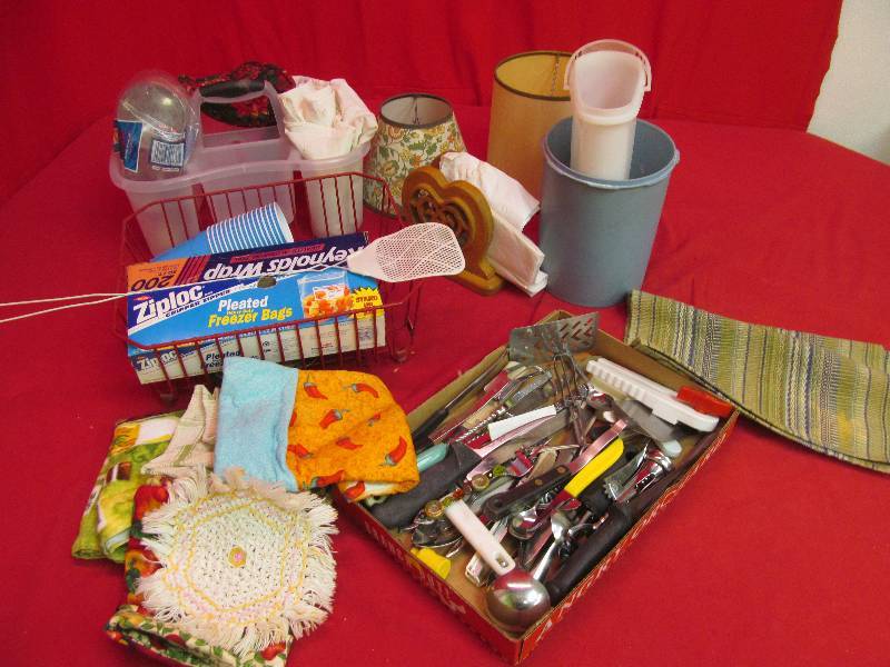 lot 38 image: kitchen items