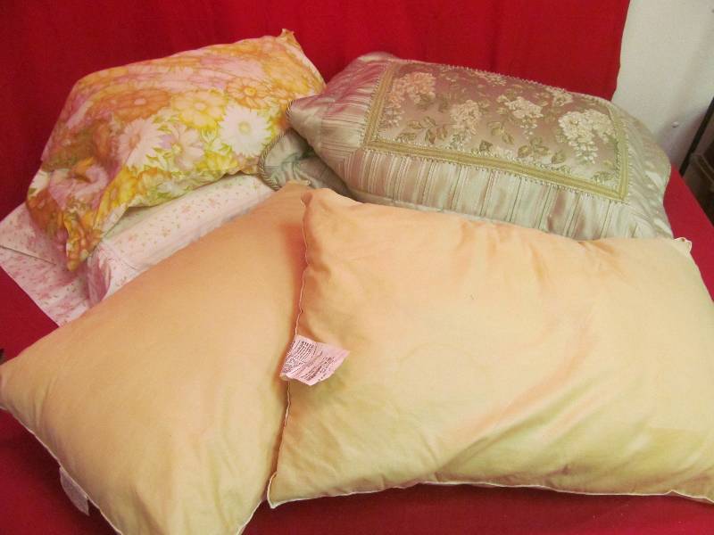 lot 47 image: pillows