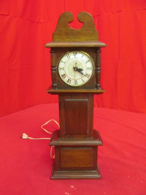 lot 60 image: Vintage Lanshire clock