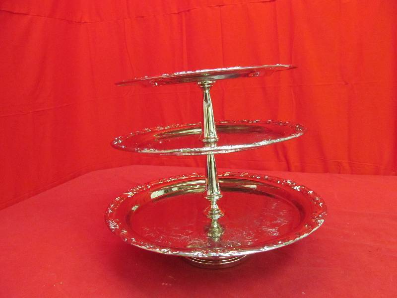 lot 79 image: 3 tier trays