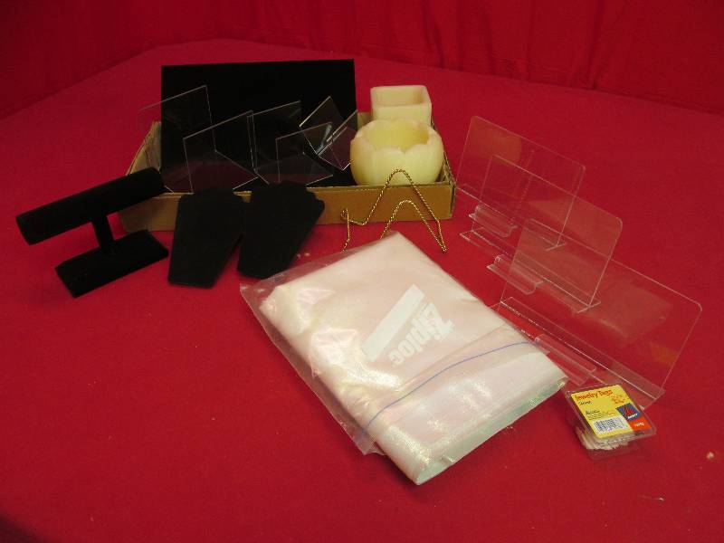lot 125 image: display pieces