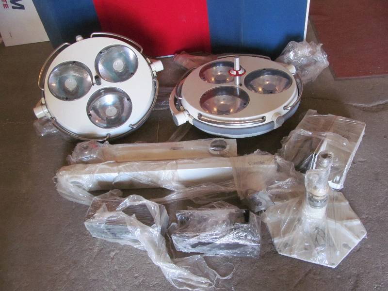 lot 162 image: castle brand surgical lights