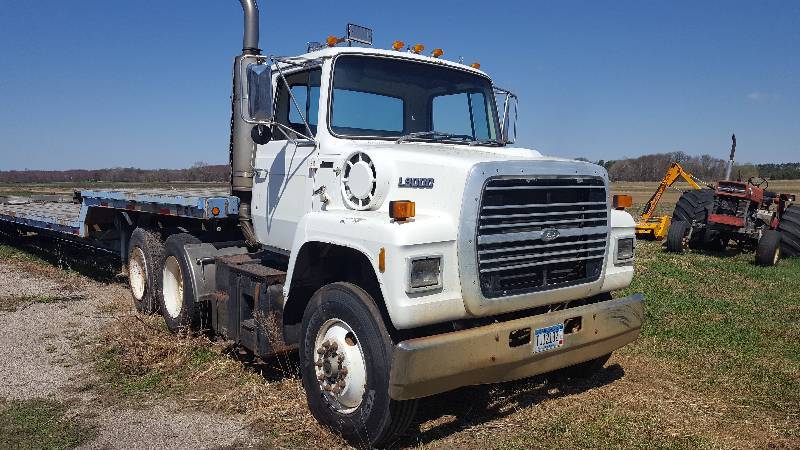 lot 4 image: 1988 Ford LNT8000 Semi Tractor w Day Cab
