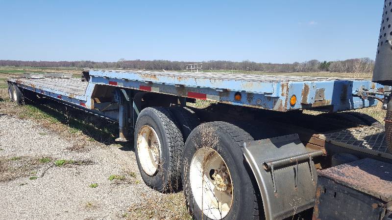 lot 10 image: 1975 Transcraft Single Drop Deck Semi Trailer w  Metal Ramps