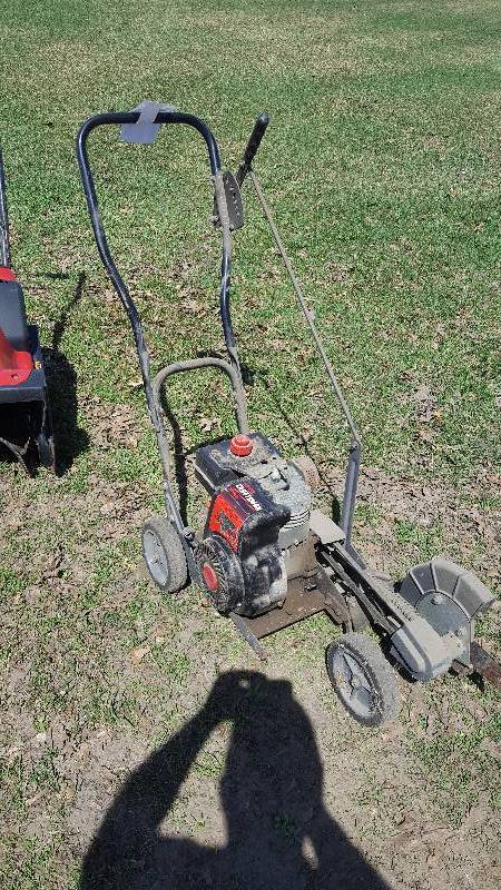 lot 46 image: Sears Craftsman 3.1 hp Gasoline Edger