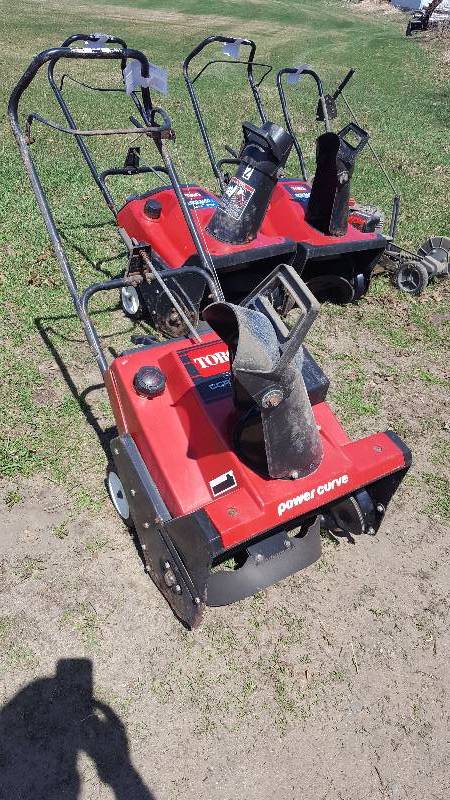 lot 43 image: Toro CCR 2000 4.5 hp Snowblower