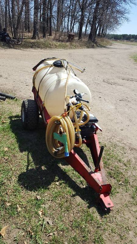 lot 32 image: North Star Gasoline Pull Spreader w Briggs & Stratton 3.5 hp Motor
