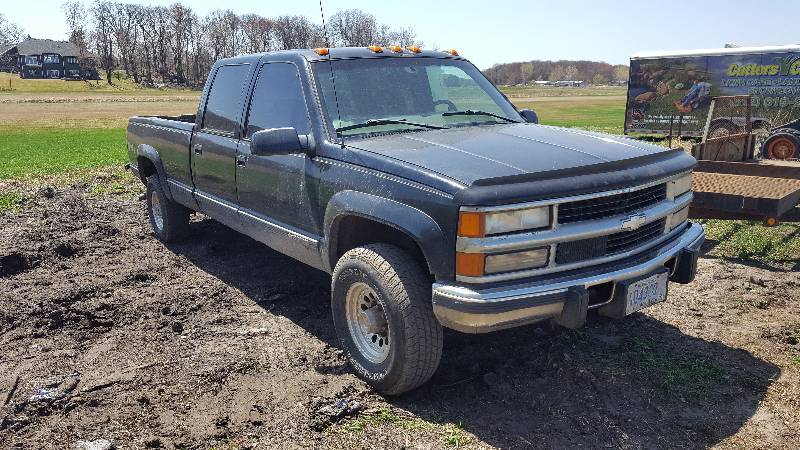lot 15 image: 1998 Chevrolet 3500 4-Door Crew Cab 4x4 Pickup