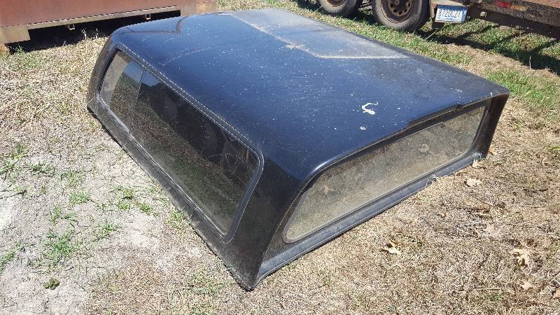 lot 48 image: Leer 4-Window Truck Bed Topper w 2-Sliding Windows, Rear Lift Window