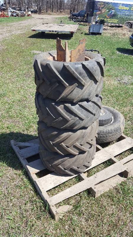 lot 30 image: Lot of (4) Tires and Rims for Maxi Sneaker