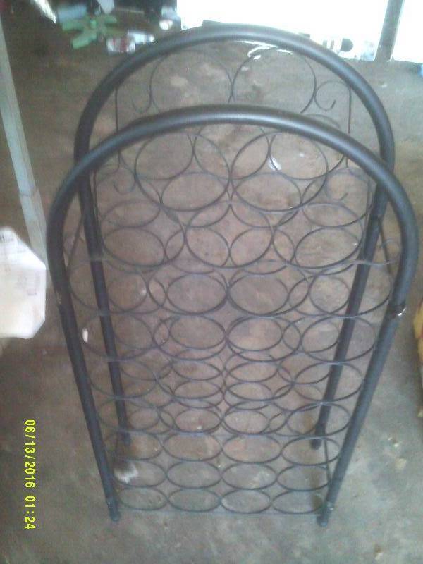 33 HOLE METAL WINE RACK