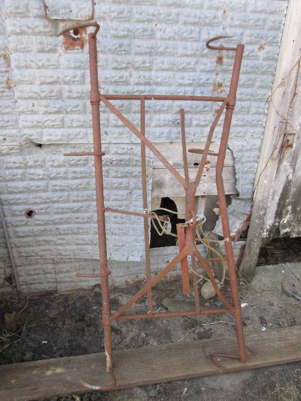 lot 18 image: metal bale fork 3 x 5...