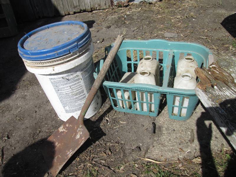 lot 20 image: 12 gallon plastic barrel, 5 plastic...