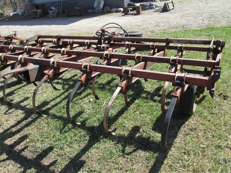 lot 23 image: 14 International Vibrashank with c...