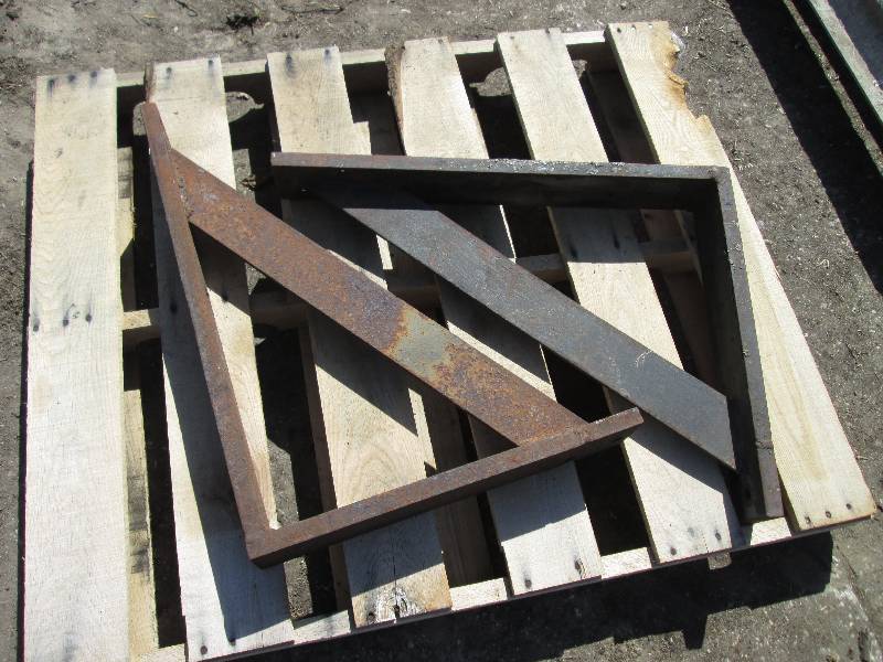 lot 37 image: metal L brackets 29 x 22...