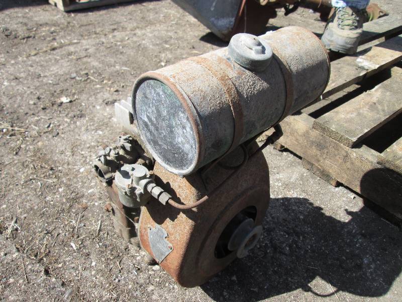 lot 42 image: Clinton aluminum motor - engine fre...