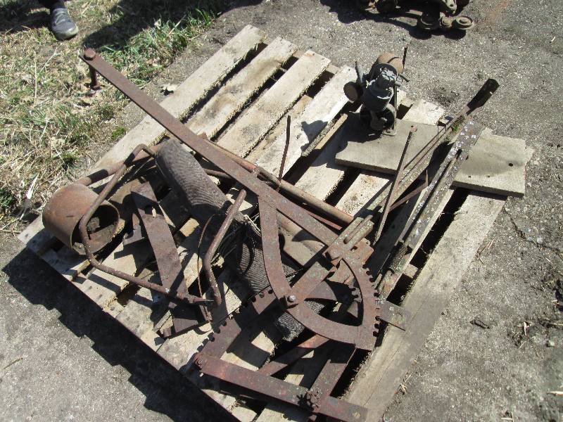 lot 46 image: miscellaneous machinery parts...