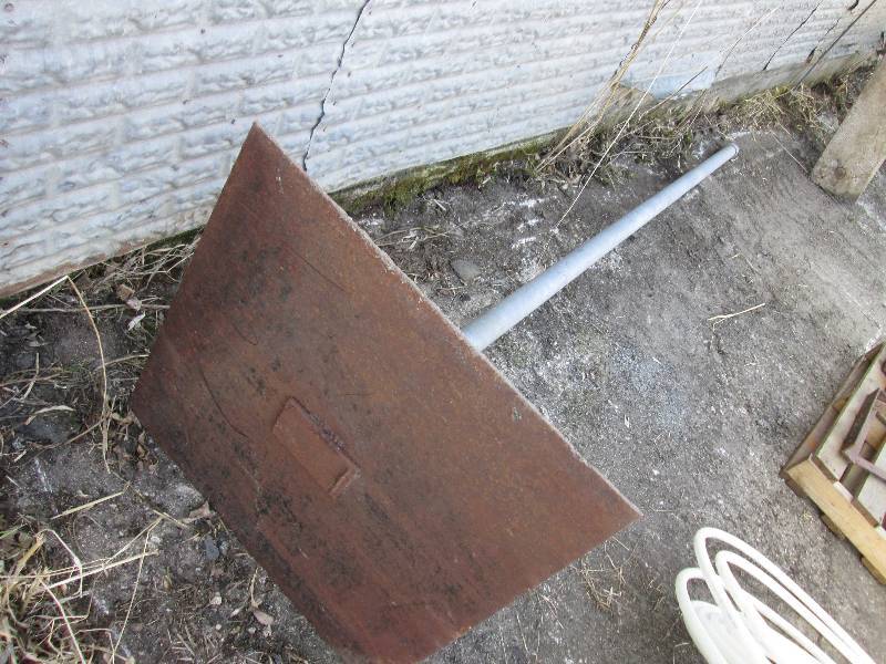 lot 52 image: metal bird house pole - 10 pole...
