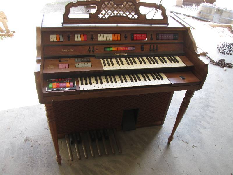 lot 101 image: Kimball pump organ model M75 The En...