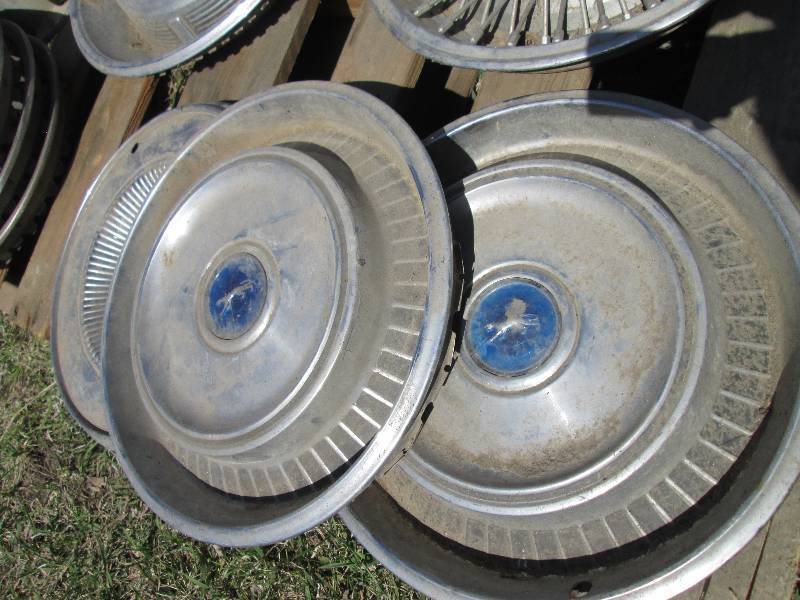 lot 73 image: pallet of hubcaps...