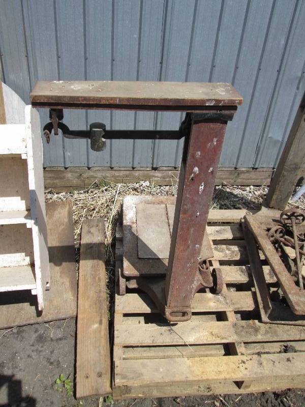 lot 98 image: Lakeside platform scale with weight...