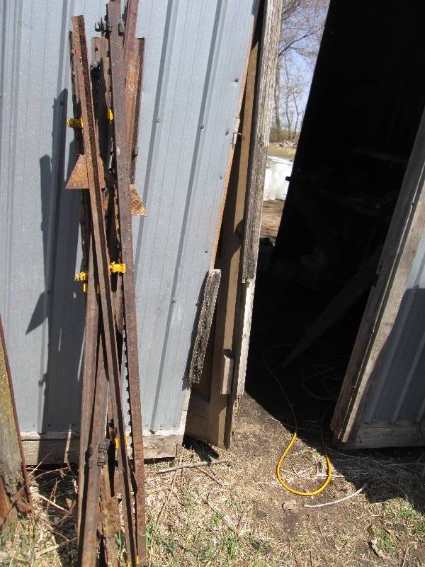 lot 107 image: 8 metal fence T Posts...