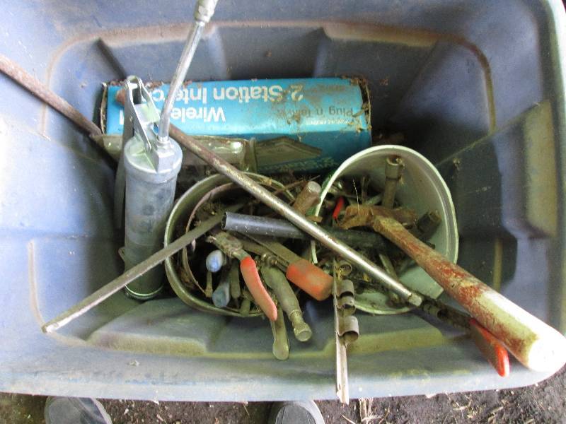 lot 116 image: tub of miscellaneous tools...