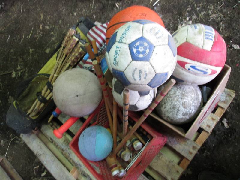lot 129 image: pallet of toys...