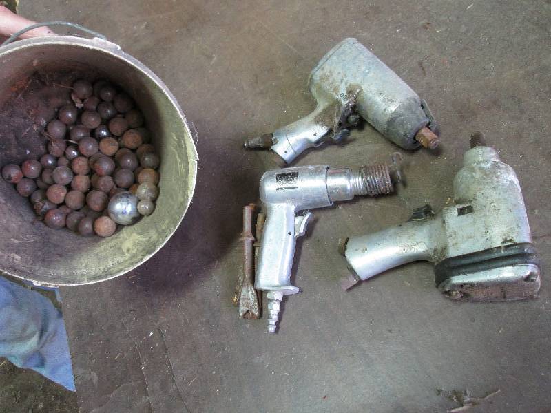 lot 133 image: Impact air tools and metal balls...