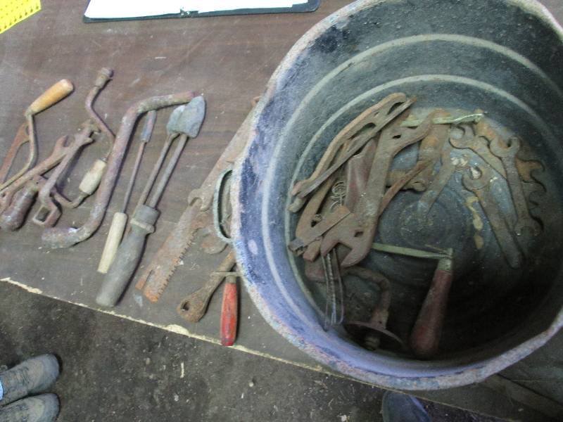 lot 139 image: vintage tools in enamel pot...