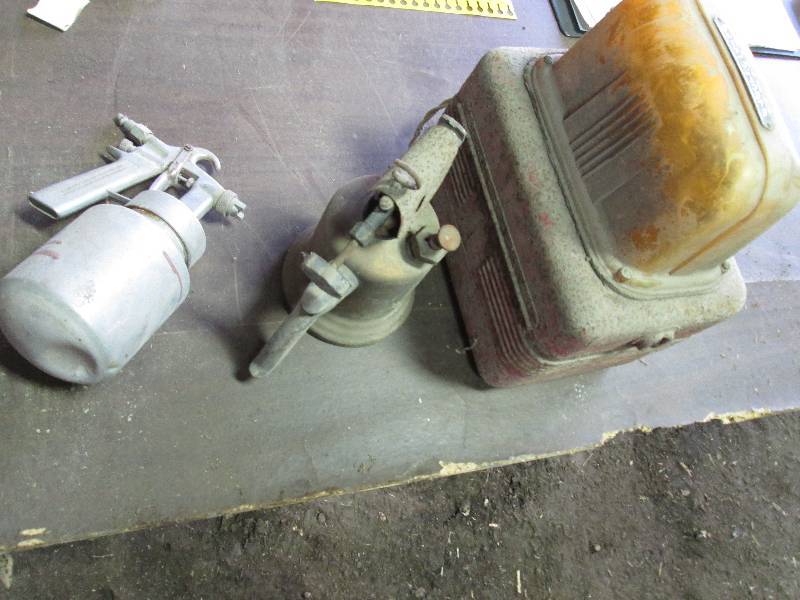 lot 140 image: electric fence and 2 sprayers...