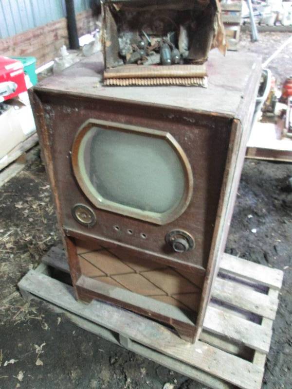 lot 156 image: T.V. cabinet with tubes...
