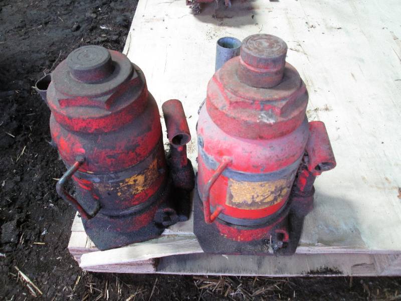 lot 161 image: 2 jacks...