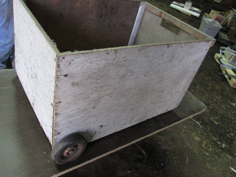 lot 170 image: wood box with 2 wheels - 33 x 23 ...