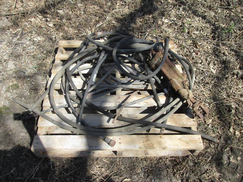 lot 190 image: pallet of hoses and hydraulic cylin...