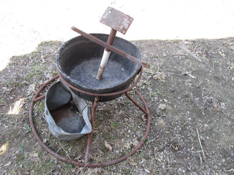 lot 199 image: mineral feeder and dented  bucket...