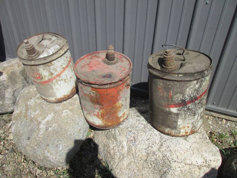 lot 202 image: 3 gas cans...